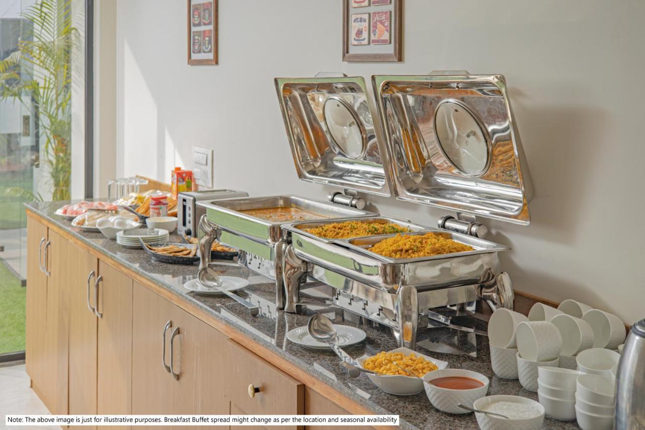 Treebo Premium Tahoora International Hotel Kolkata Bagian luar foto